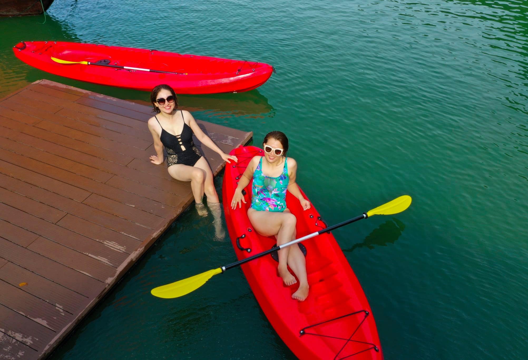 Du khách chèo kayak vui chơi vịnh Lan Hạ