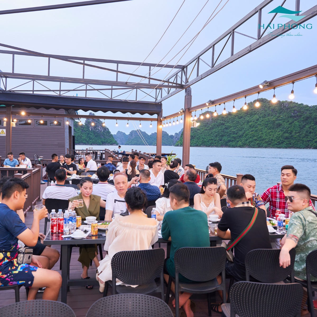 Du khách tổ chức tiệc ăn uống nghỉ dưỡng