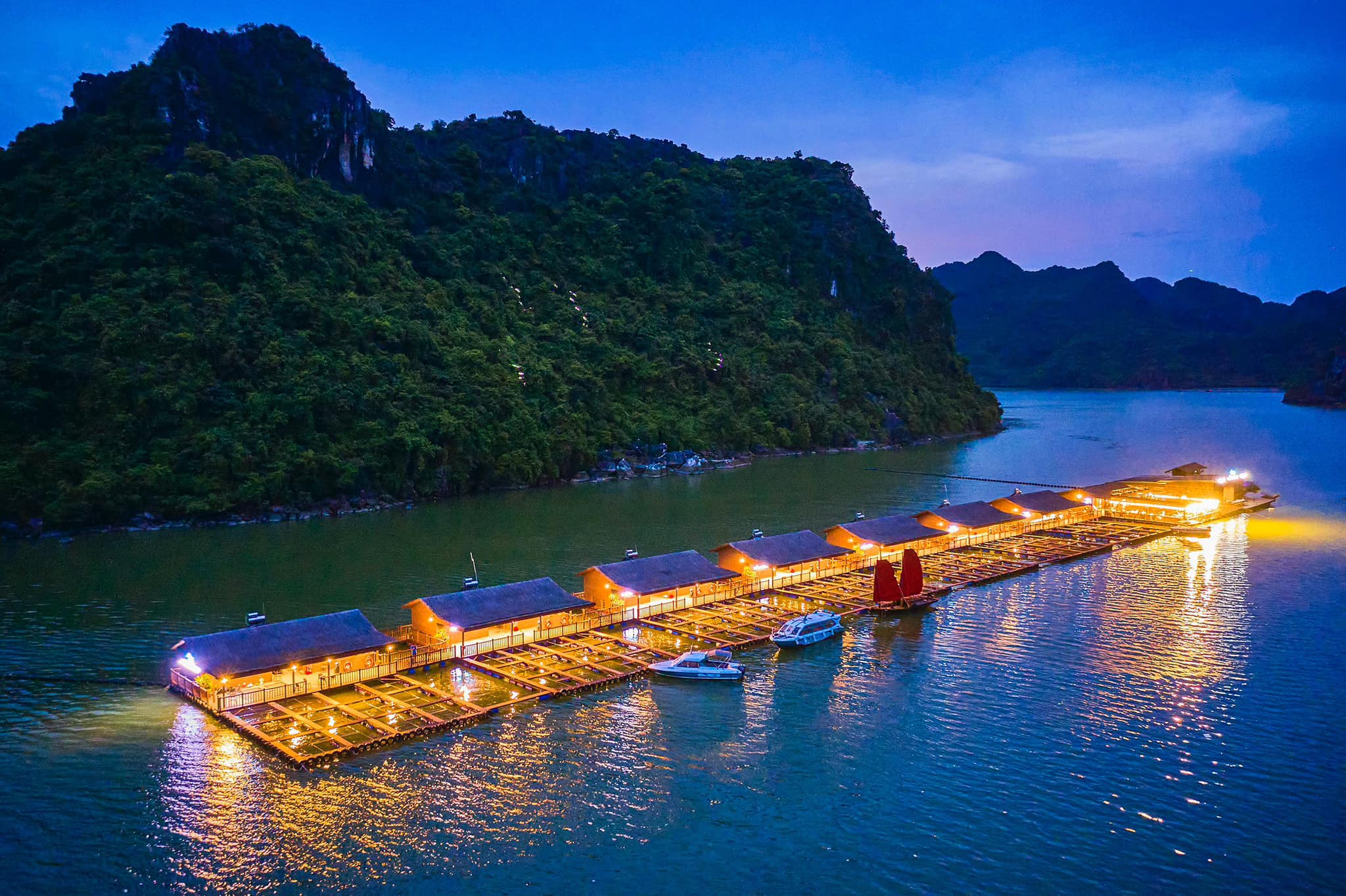 Khám phá vịnh Lan Hạ ban đêm