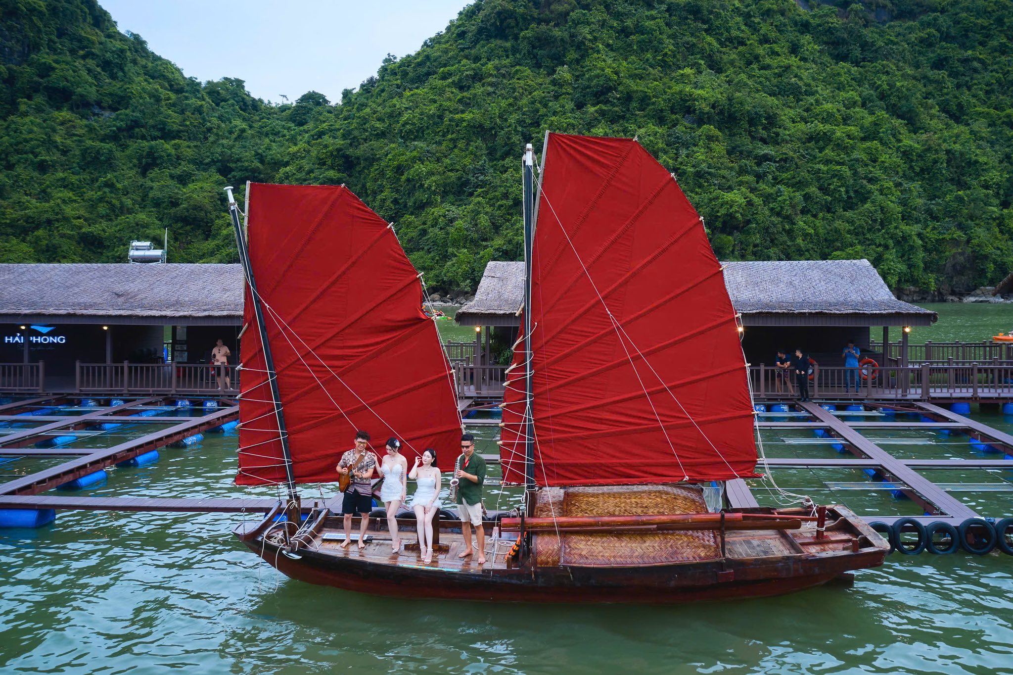 Du khách check-in tại Nhà Bè Hải Phong
